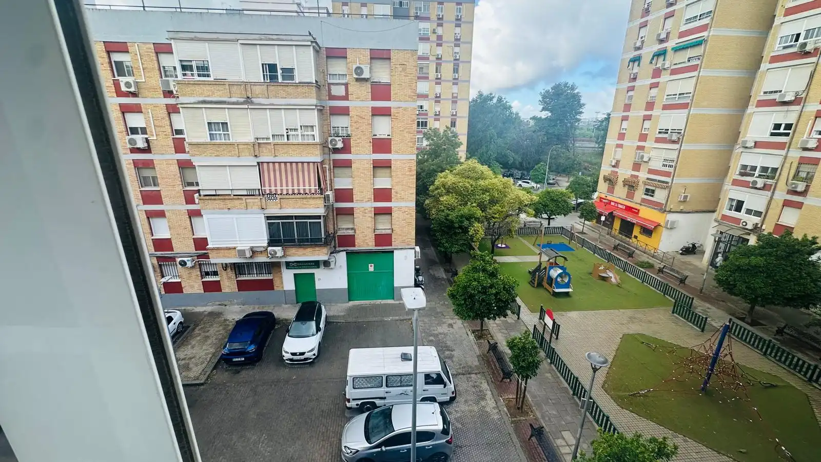 Außenansicht von Wohnung zum Verkauf in Sevilla mit Klimaanlage, Heizung und Terrasse