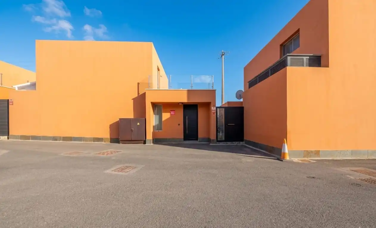 Vista exterior de Casa o xalet en venda en San Bartolomé de Tirajana amb Aire condicionat, Jardí privat i Terrassa
