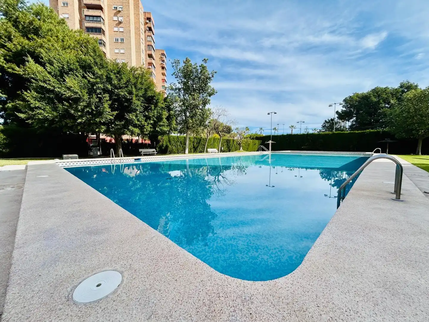 Piscina de Pis en venda en Alicante / Alacant amb Aire condicionat, Jardí privat i Moblat