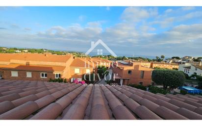 Vista exterior de Casa adosada de lloguer en Sant Vicenç de Montalt amb Terrassa