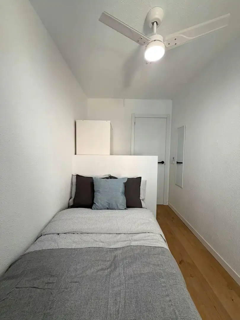 Bedroom of Flat for share in Alfafar  with Washing machine