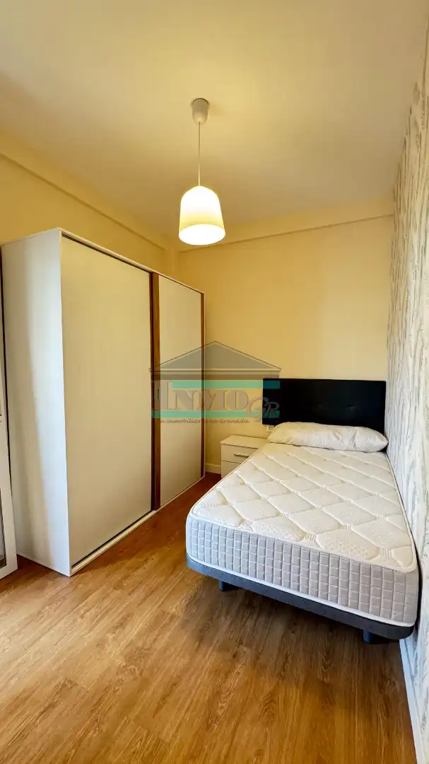 Bedroom of Flat for rent in Granada  with Air Conditioner, Heating and Terrace