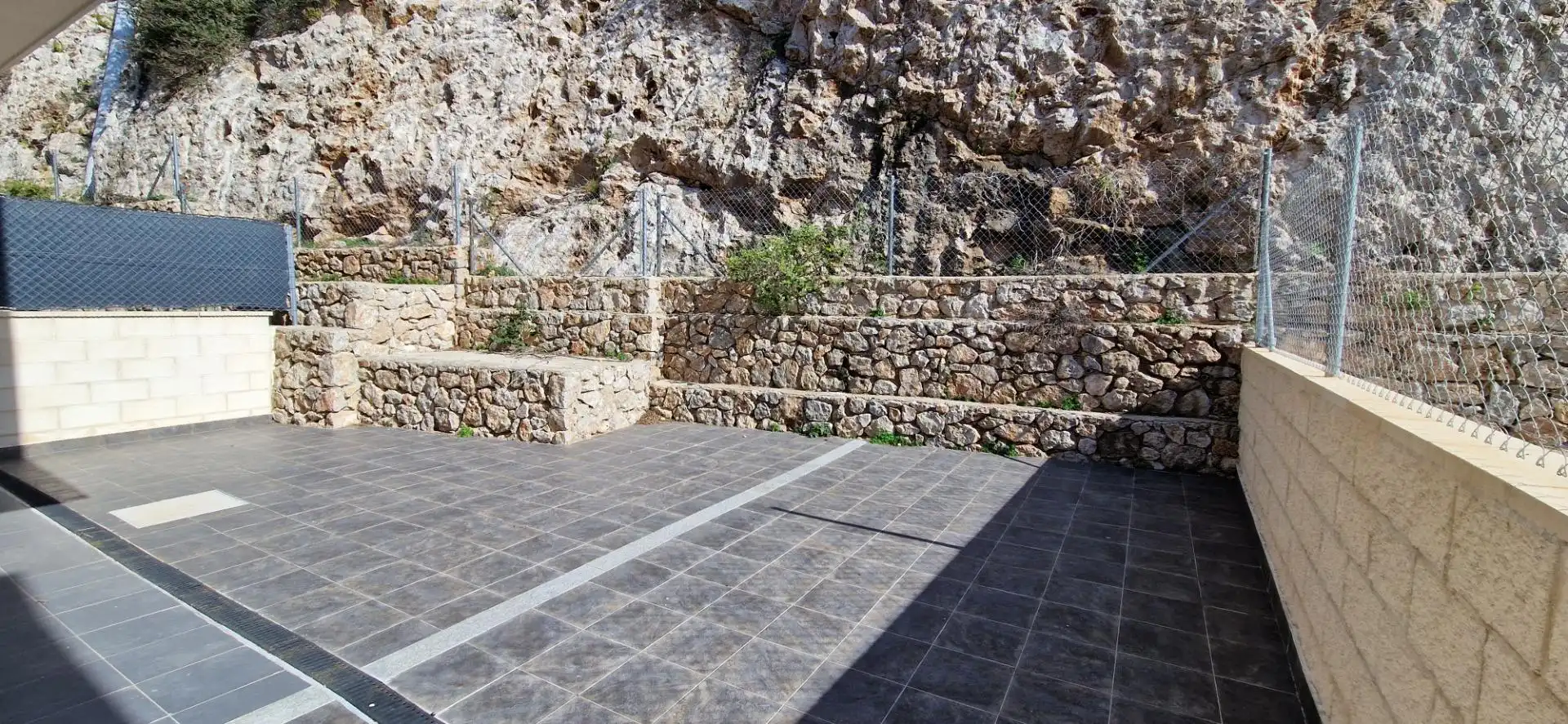 Terrasse von Einfamilien-Reihenhaus zum Verkauf in Cullera mit Klimaanlage, Privatgarten und Terrasse
