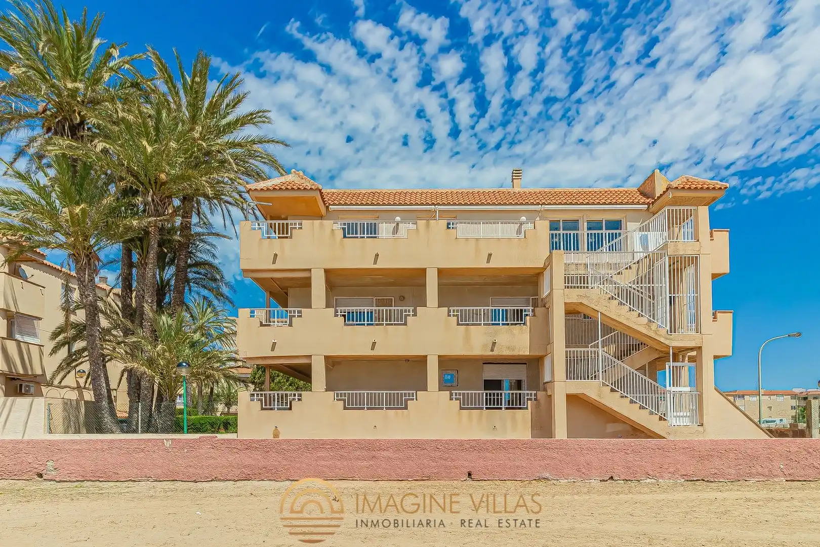 Vista exterior de Àtic en venda en La Manga del Mar Menor amb Terrassa, Traster i Piscina comunitària