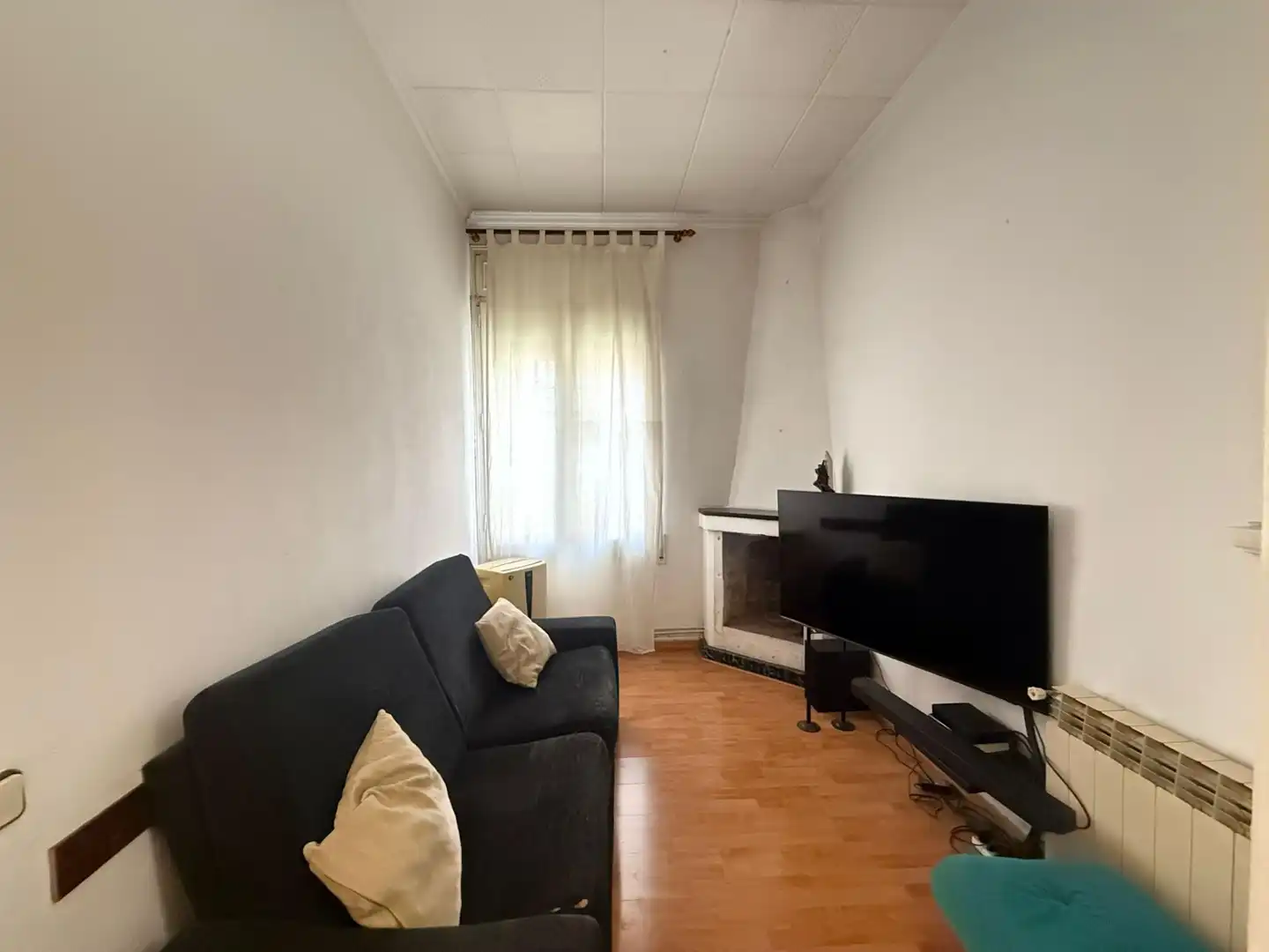 Wohnzimmer von Einfamilien-Reihenhaus zum Verkauf in Sabadell mit Terrasse, Abstellraum und Ofen
