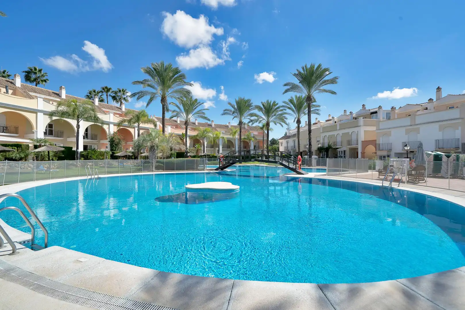 Piscina de Casa adosada en venta en Marbella con Jardín privado, Alarma y Piscina comunitaria