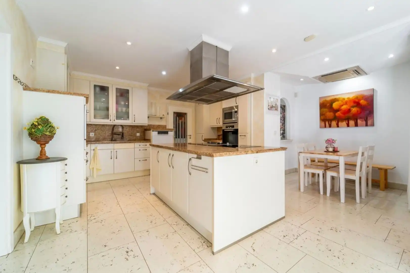Cocina de Casa o chalet en venta en Marbella con Aire acondicionado, Calefacción y Jardín privado