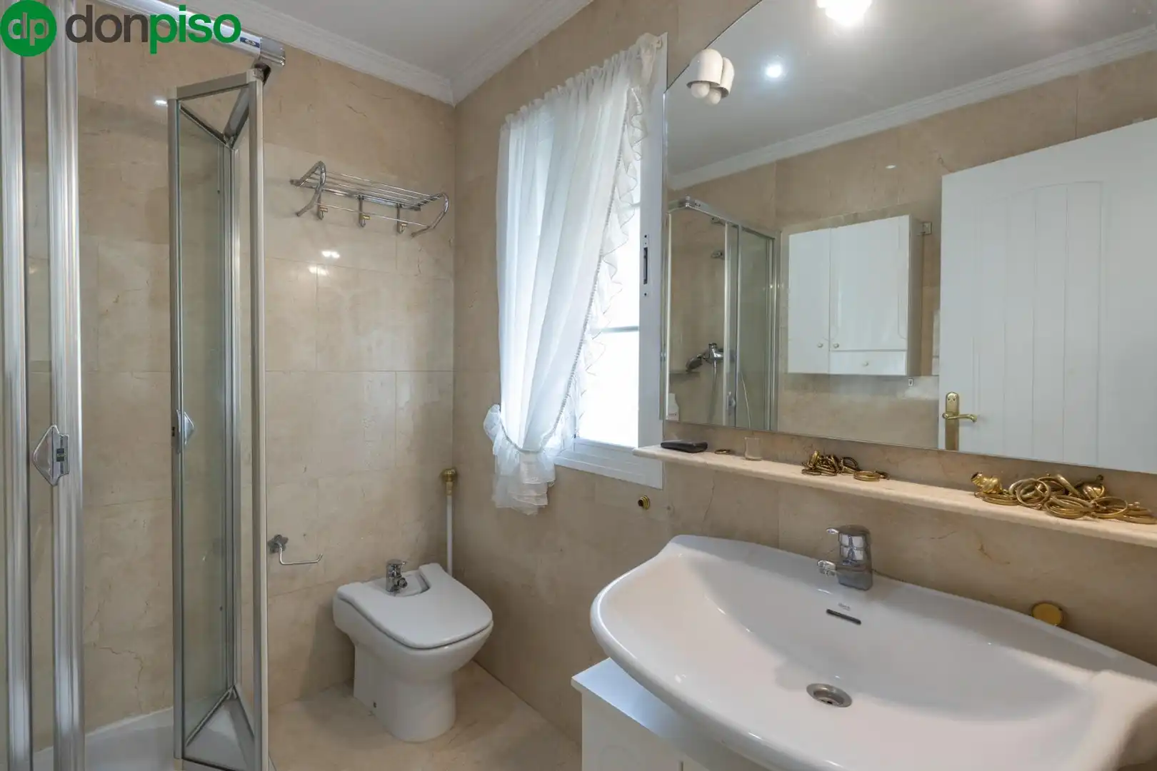 Badezimmer von Einfamilien-Reihenhaus zum Verkauf in Granada mit Klimaanlage, Heizung und Terrasse