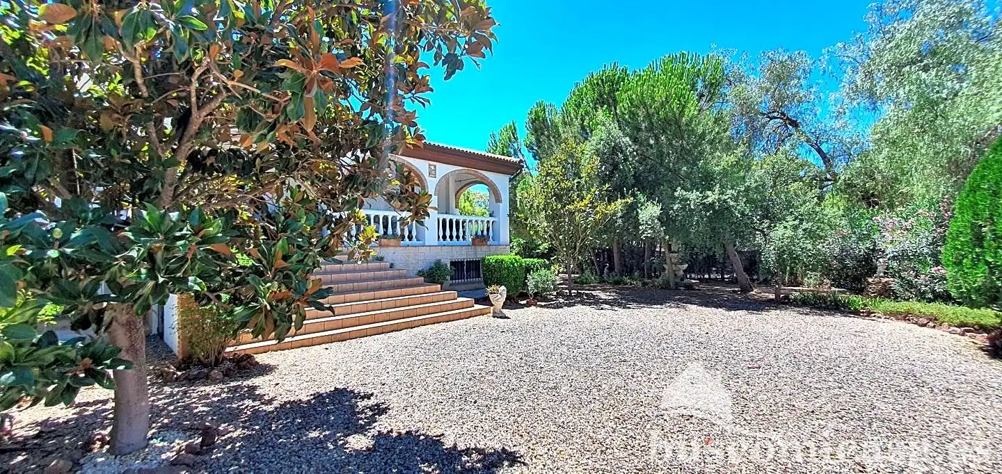 Vista exterior de Casa o xalet en venda en Linares amb Aire condicionat, Calefacció i Jardí privat