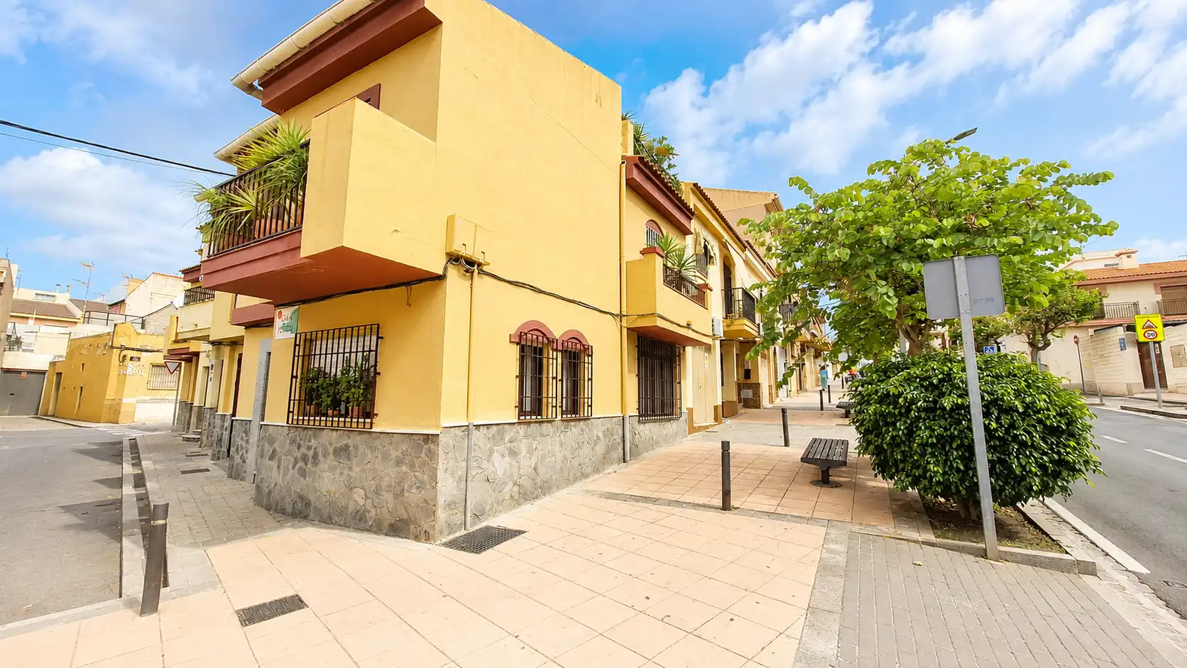 Vista exterior de Casa adosada en venda en Motril amb Terrassa, Traster i Forn