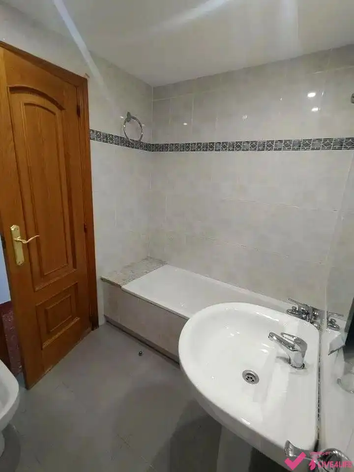 Bathroom of Flat for rent in Valencia  with Air Conditioner, Heating and Furnished