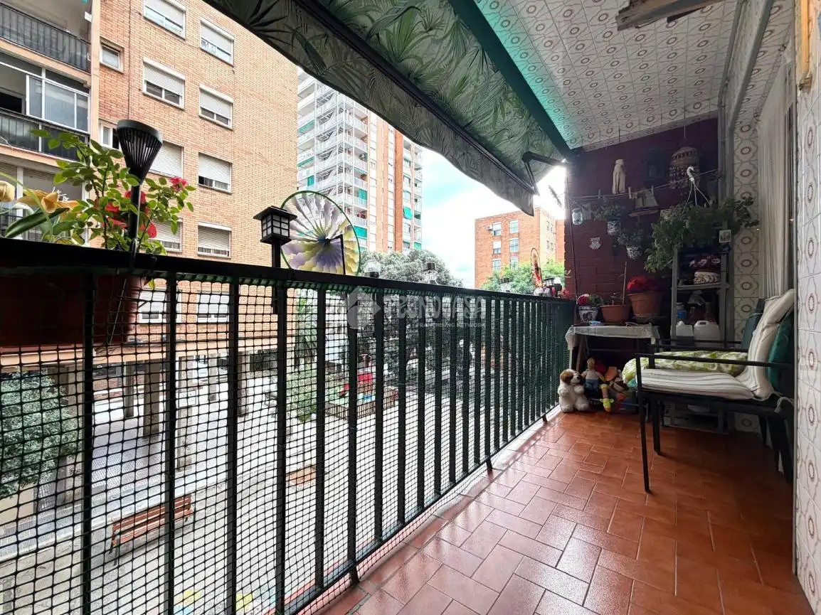 Flat with terrace for sale in Salut - Lloreda