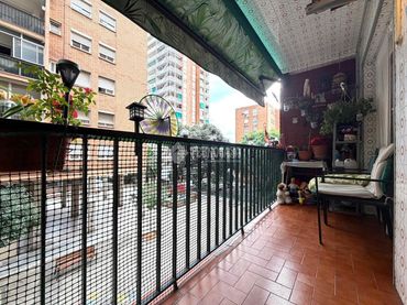 Piso con balcón en venta en Salut - Lloreda