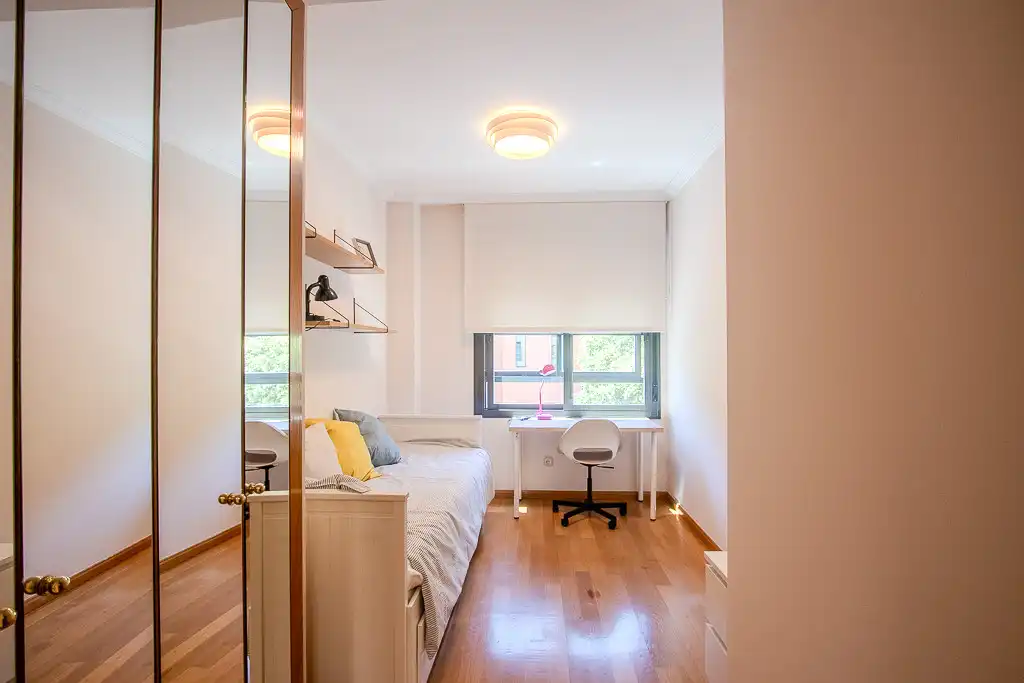 Bedroom of Flat for rent in Madrid  with Air Conditioner, Private garden and Storage room