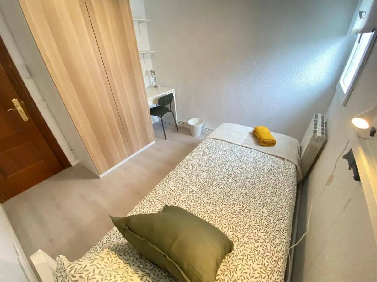 Dormitori de Apartament per a compartir en Madrid amb Calefacció, Moblat i Microones
