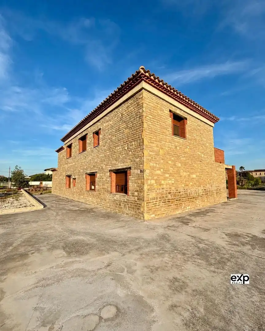 Vista exterior de Casa o xalet en venda en Deltebre amb Calefacció, Terrassa i Balcó
