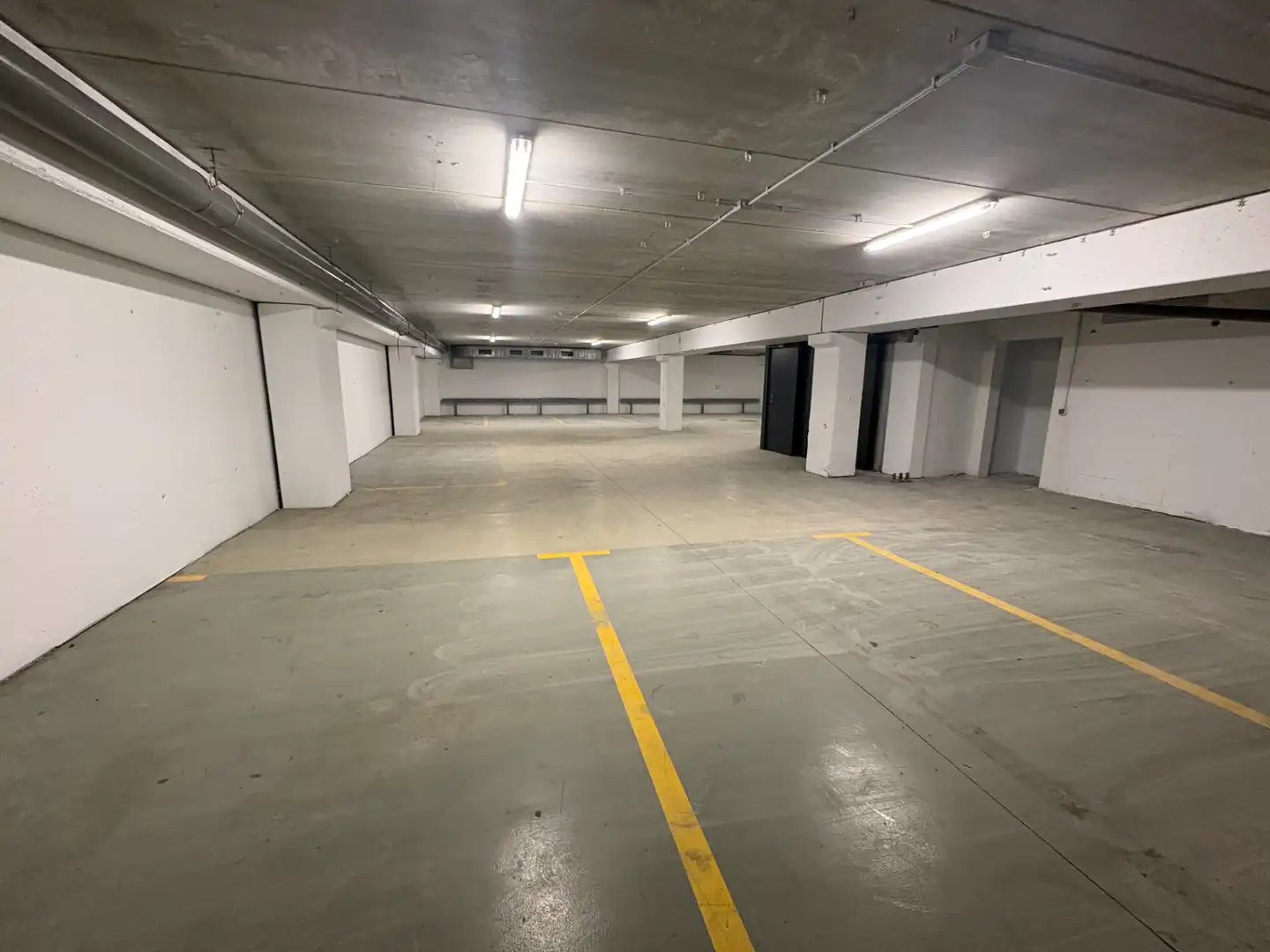 Parkplatz von Fabrikhallen zur Miete in Badalona mit Alarm