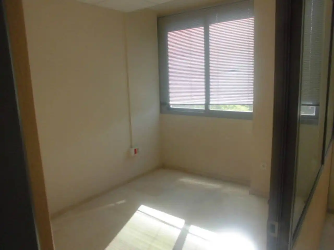 Büro zur Miete in Sevilla mit Klimaanlage, Heizung und Alarm
