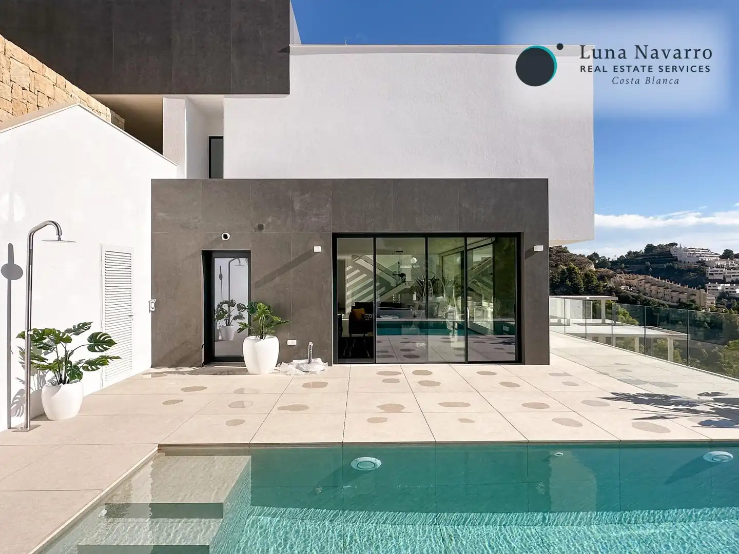 Detached house with pool for sale in Calle Media