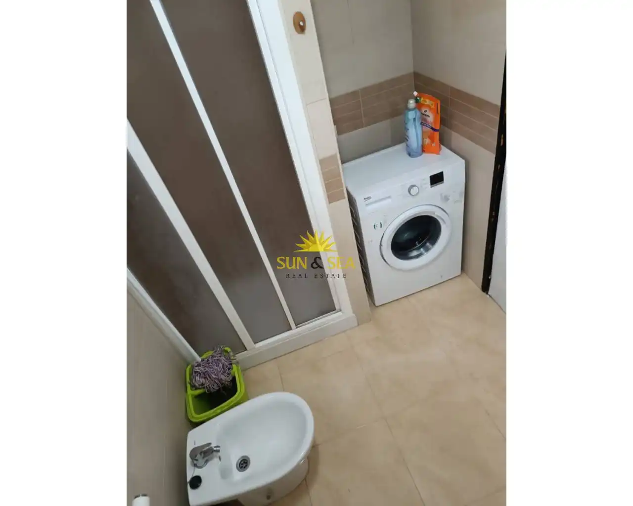 Bany de Apartament de lloguer en Torrevieja amb Aire condicionat, Calefacció i Moblat