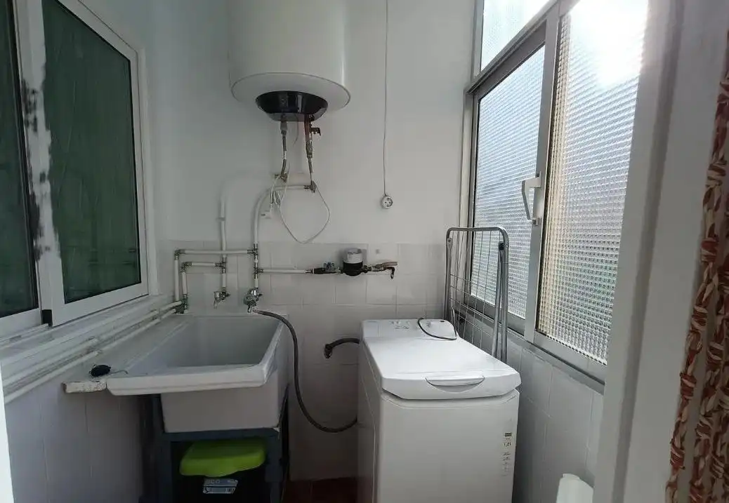 Baño de Piso de alquiler en Granada con Amueblado y Balcón