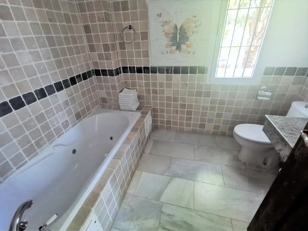 Bany de Casa o xalet de lloguer en Marbella amb Aire condicionat, Jardí privat i Terrassa