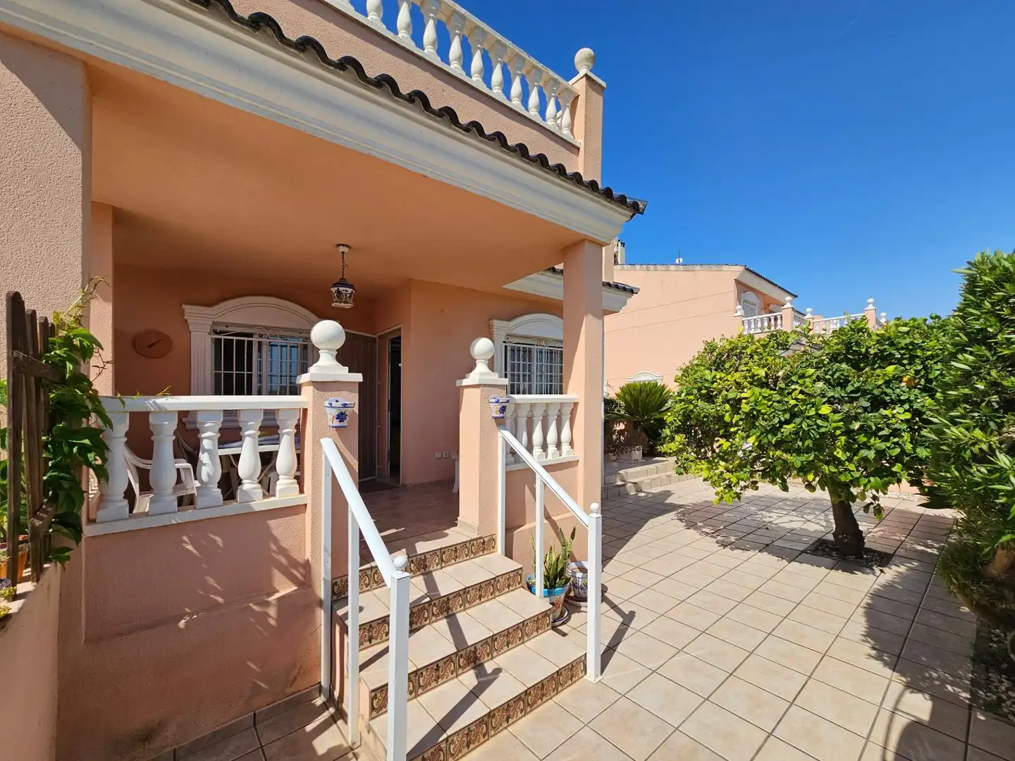 Außenansicht von Einfamilien-Reihenhaus zum Verkauf in Santa Pola mit Heizung, Privatgarten und Terrasse