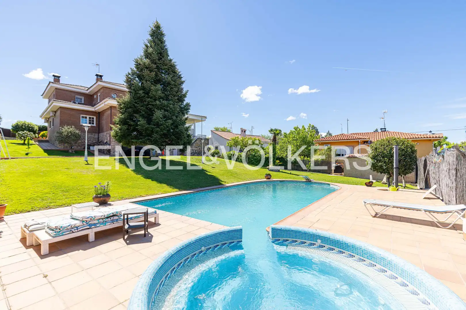 Swimming pool of Houses for sale in Móstoles  with Air Conditioner, Heating and Private garden