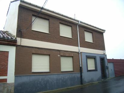 Vista exterior de Casa o xalet en venda en San Andrés del Rabanedo amb Terrassa