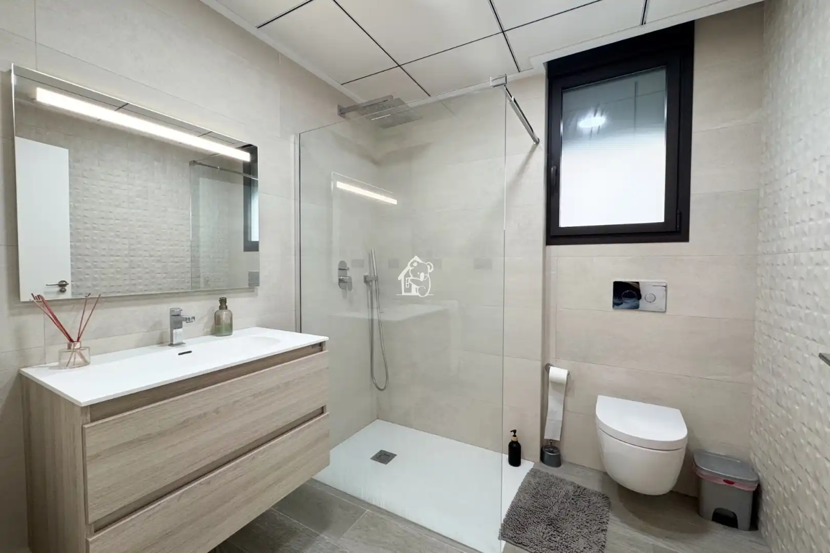 Bathroom of Flat for rent in Torrevieja  with Air Conditioner, Furnished and Oven