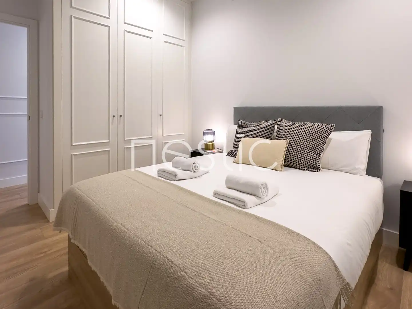 Dormitori de Apartament de lloguer en Madrid amb Aire condicionat, Calefacció i Moblat
