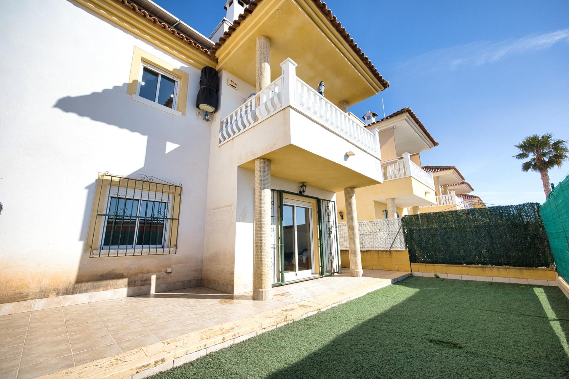 Vista exterior de Casa adosada en venda en Mutxamel amb Aire condicionat, Jardí privat i Terrassa