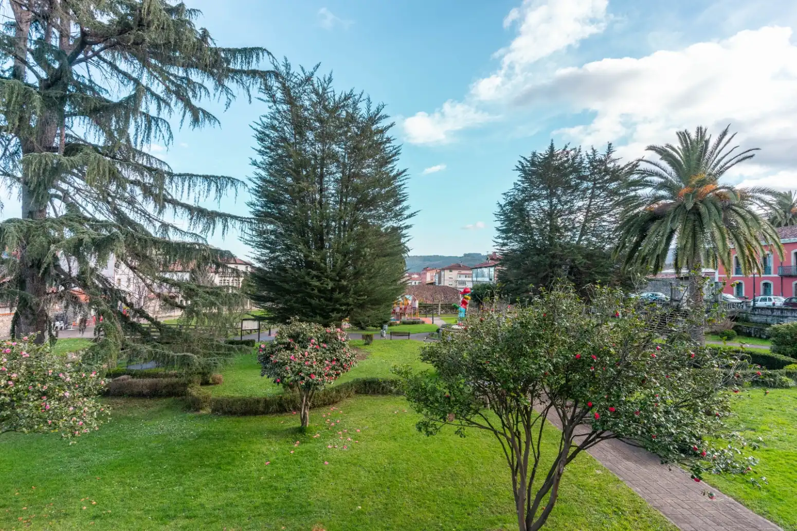 Jardí de Casa o xalet en venda en Salas amb Calefacció, Parquet i Moblat