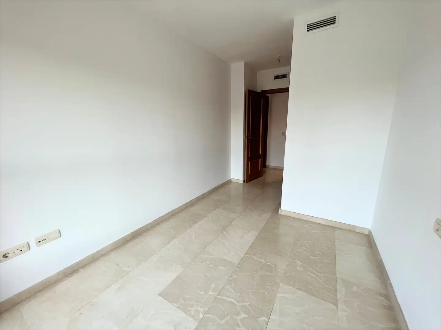 Flat for rent in Valencia  with Air Conditioner, Oven and Washing machine