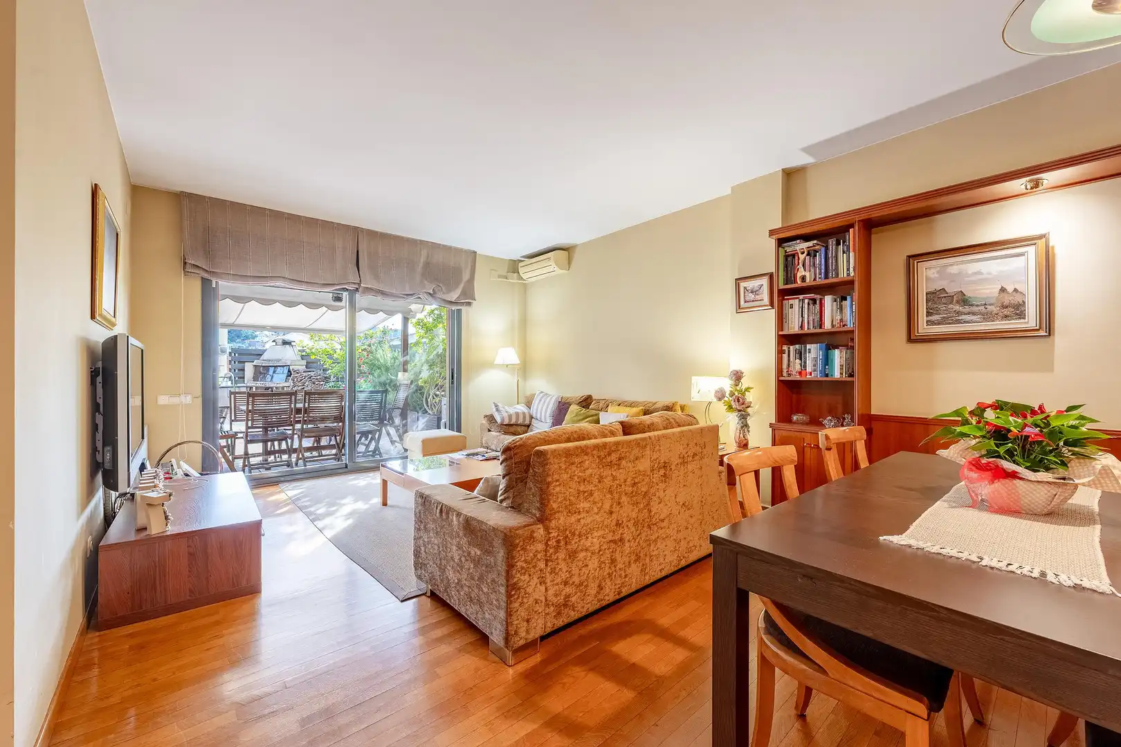 Sala de estar de Casa o chalet en venta en Vallirana con Aire acondicionado, Calefacción y Jardín privado