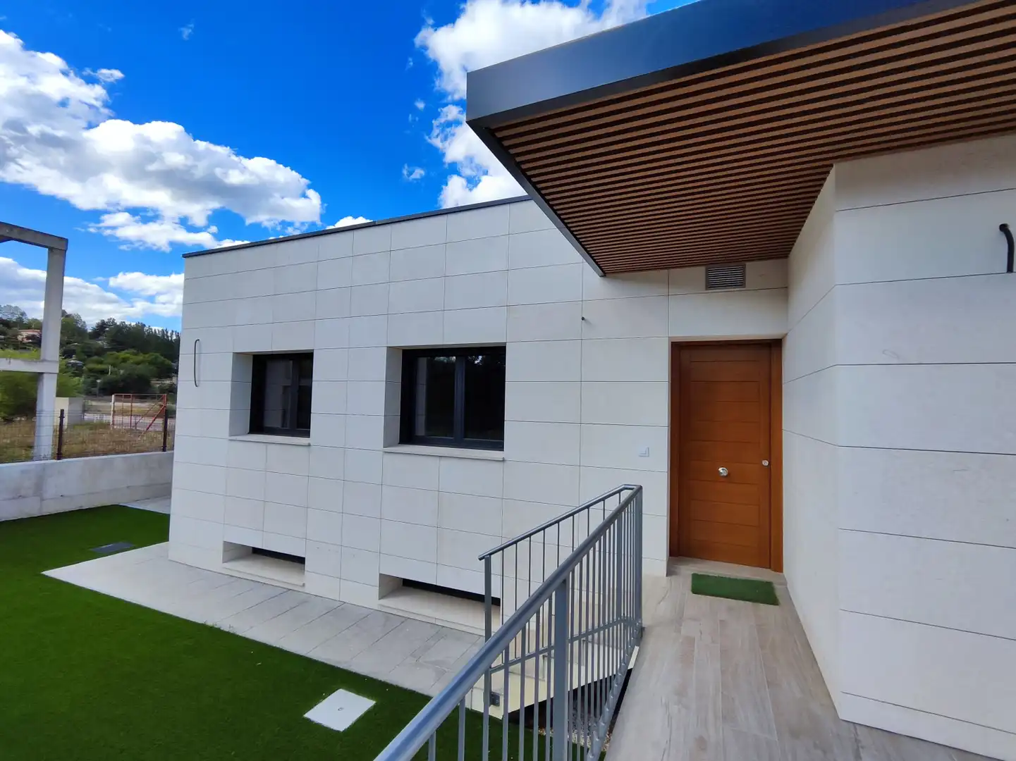Vista exterior de Casa o xalet en venda en Albelda de Iregua amb Calefacció, Jardí privat i Terrassa