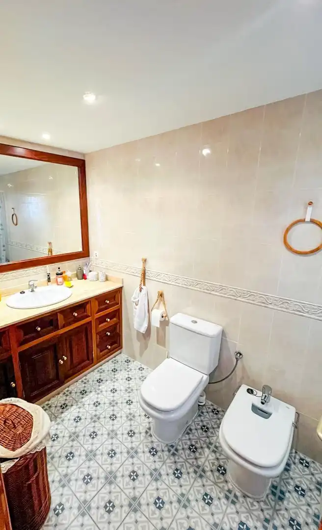 Baño de Piso de alquiler en Ses Salines con Aire acondicionado, Balcón y Piscina comunitaria
