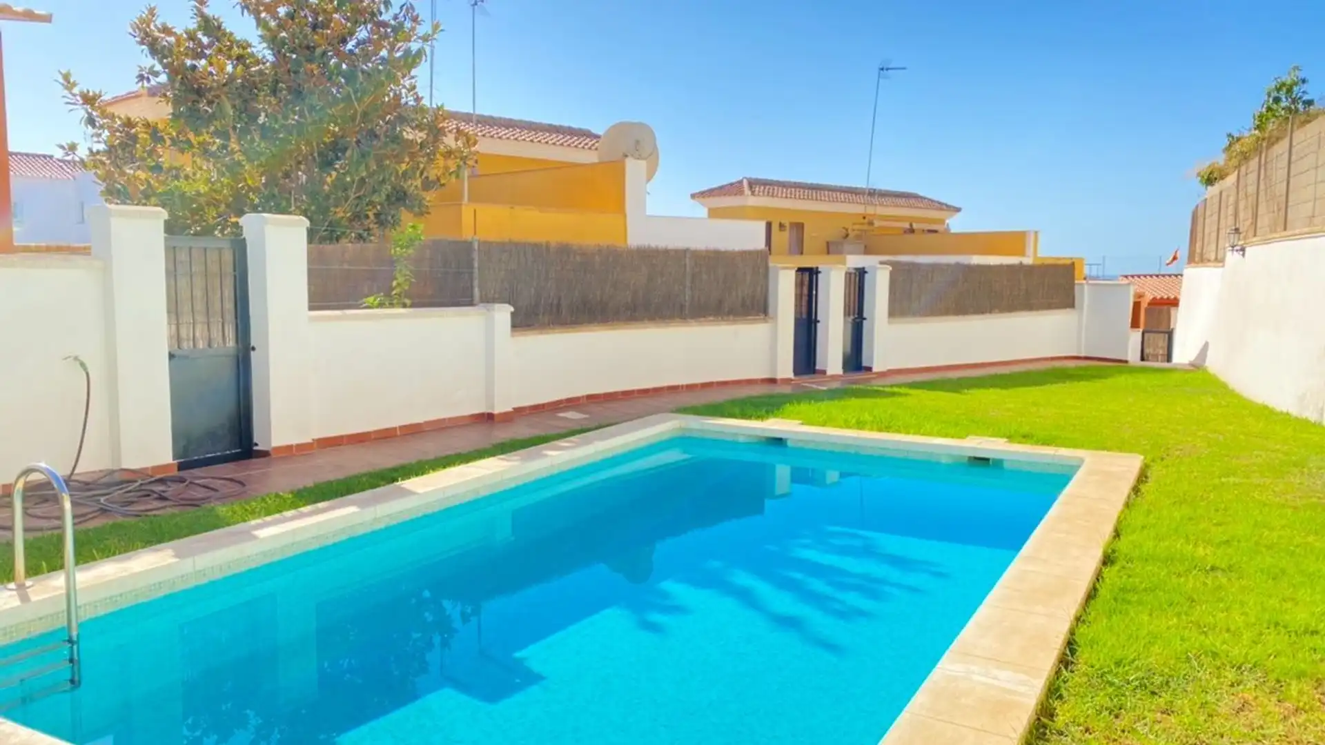 Swimming pool of Houses for sale in Torrox  with Air Conditioner, Heating and Private garden