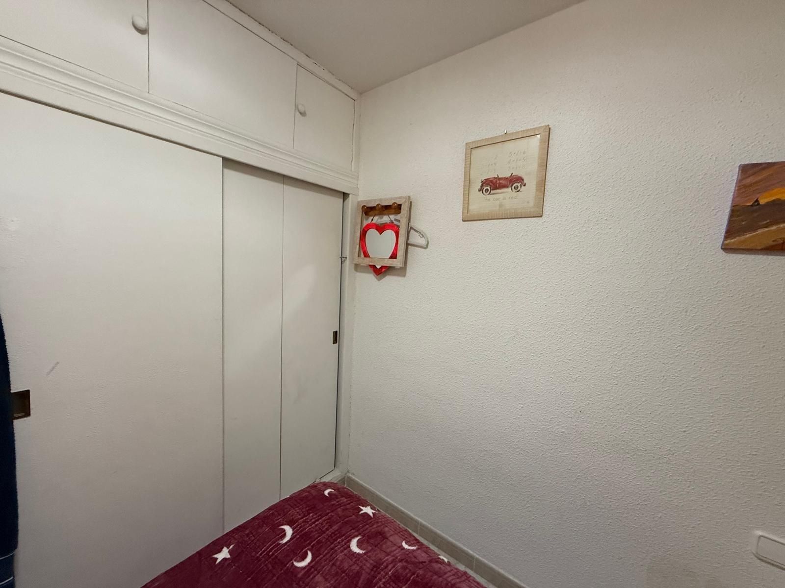 Dormitori de Apartament en venda en Benidorm amb Aire condicionat, Jardí privat i Piscina comunitària