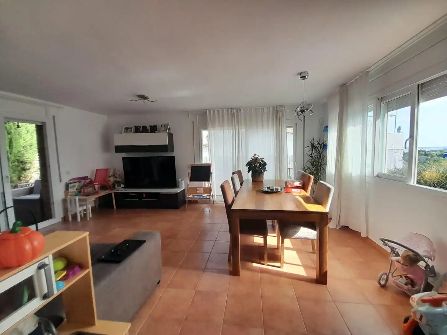 Sala d'estar de Casa o xalet en venda en Canet de Mar amb Aire condicionat, Jardí privat i Terrassa