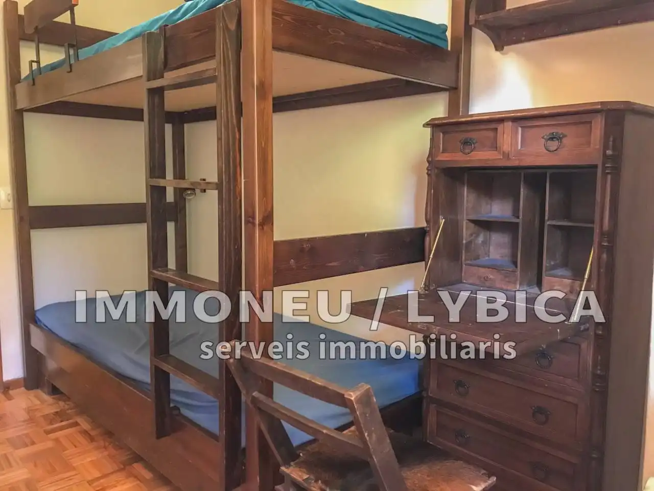 Habitación de Apartamento en venta en Alp con Calefacción, Parquet y Terraza