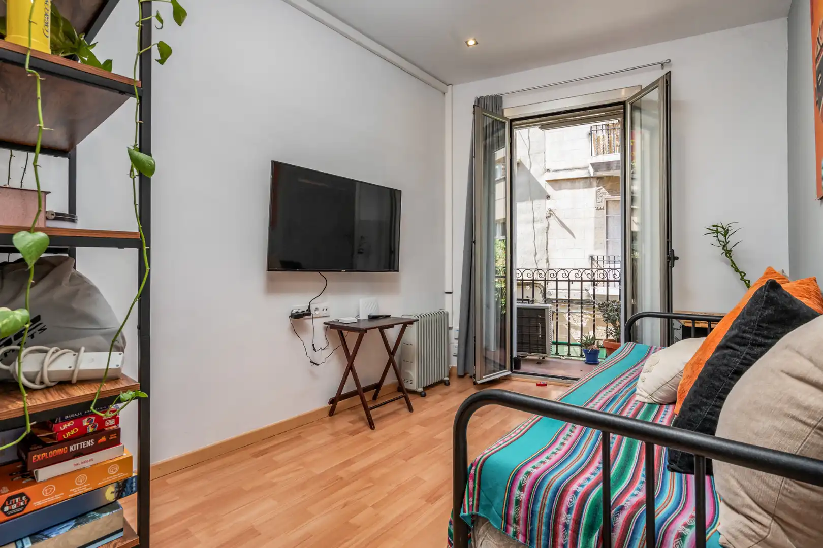 Schlafzimmer von Wohnung zum Verkauf in Barcelona mit Klimaanlage, Heizung und Balkon