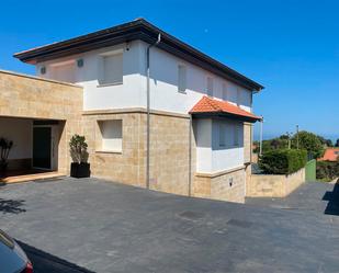 Vista exterior de Casa o xalet en venda en San Vicente de la Barquera amb Aire condicionat, Calefacció i Jardí privat