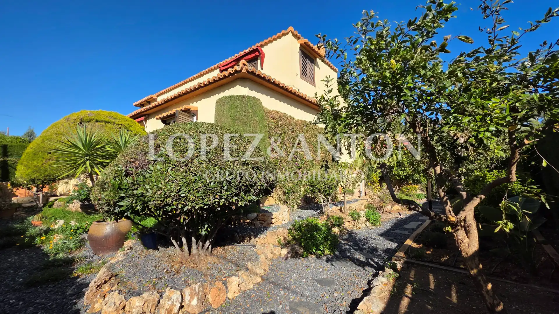 Außenansicht von Haus oder Chalet zum Verkauf in L'Eliana mit Klimaanlage, Heizung und Privatgarten