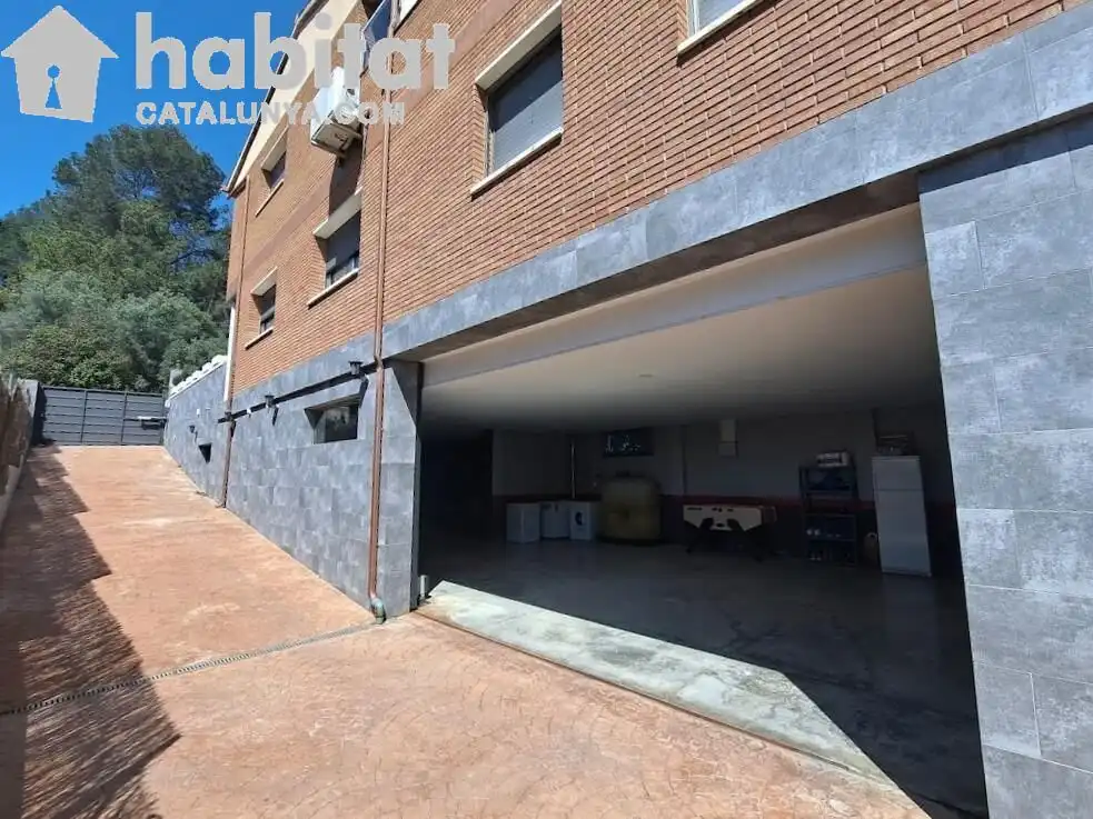 Aparcament de Casa o xalet en venda en Sant Esteve Sesrovires amb Aire condicionat, Jardí privat i Terrassa