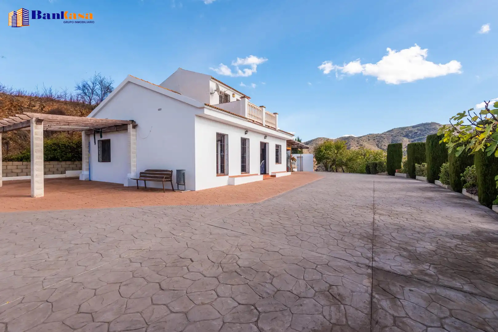 Vista exterior de Casa o chalet en venta en Casabermeja con Jardín privado, Piscina y Amueblado