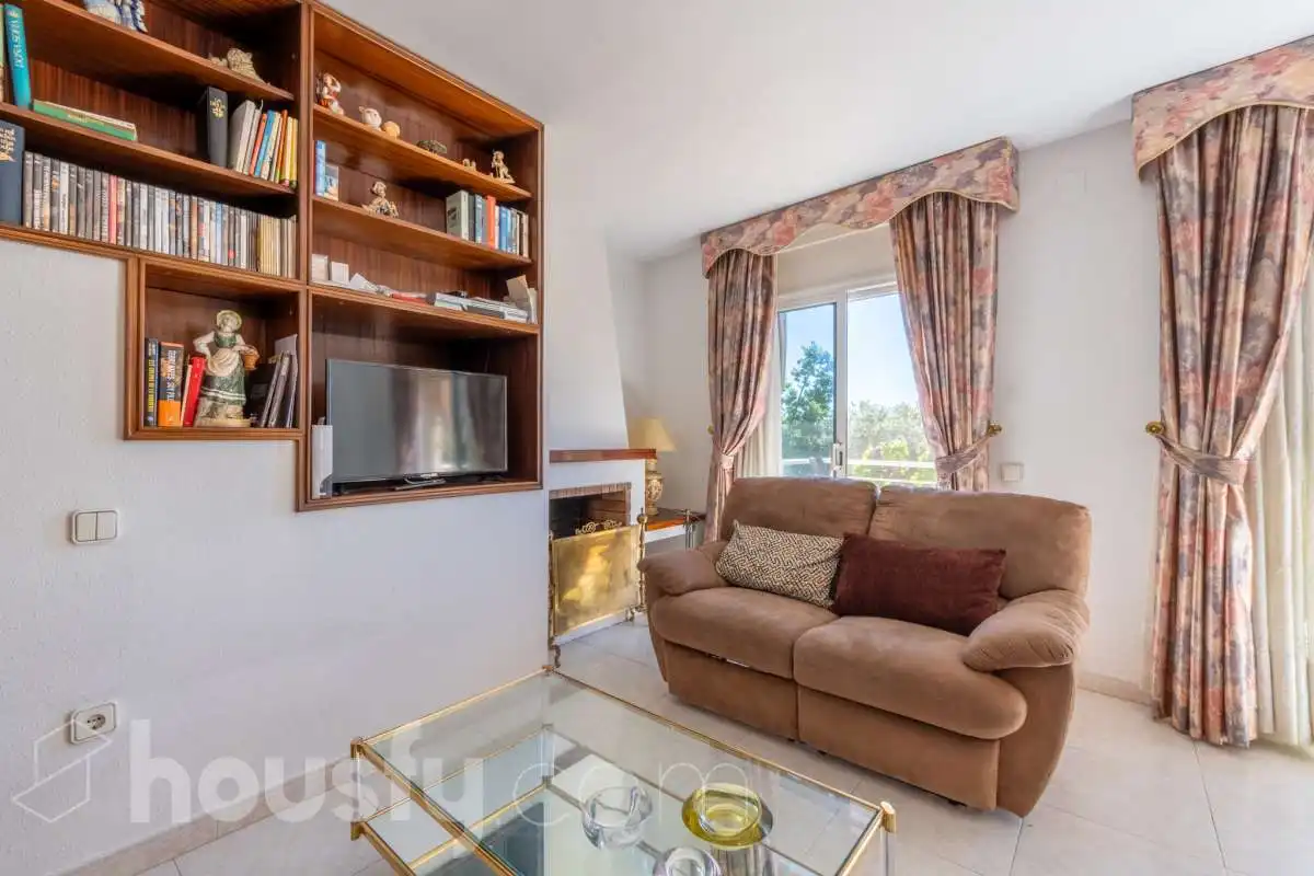 Living room of Houses for sale in Vilanova i la Geltrú  with Air Conditioner, Heating and Private garden