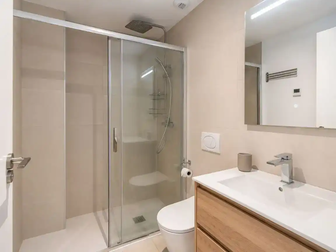 Badezimmer von Wohnung zur Miete in Fuengirola mit Klimaanlage, Abstellraum und Schwimmbad