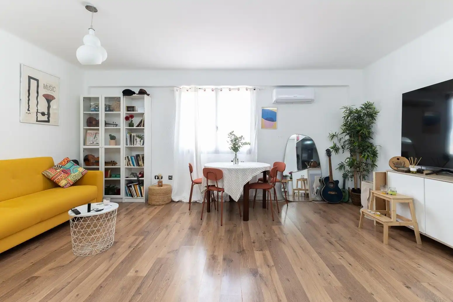 Sala d'estar de Pis de lloguer en Aldaia amb Aire condicionat i Balcó