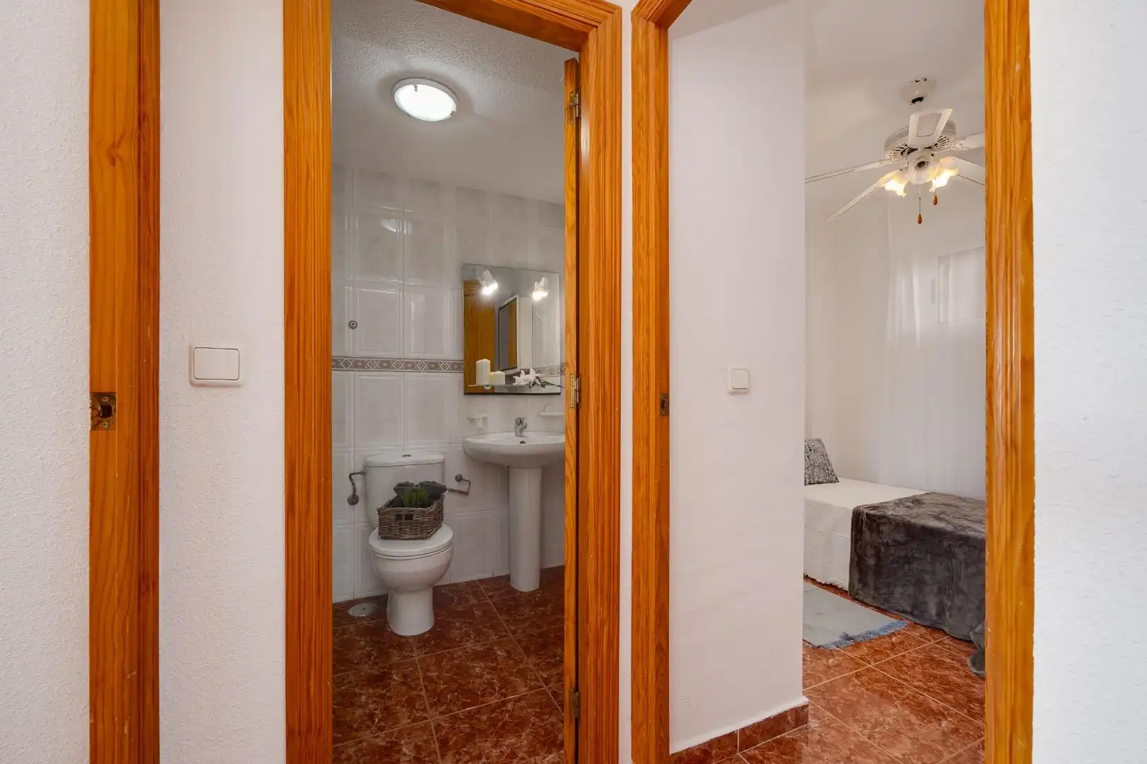 Baño de Apartamento en venta en Torrevieja con Terraza, Amueblado y Piscina comunitaria